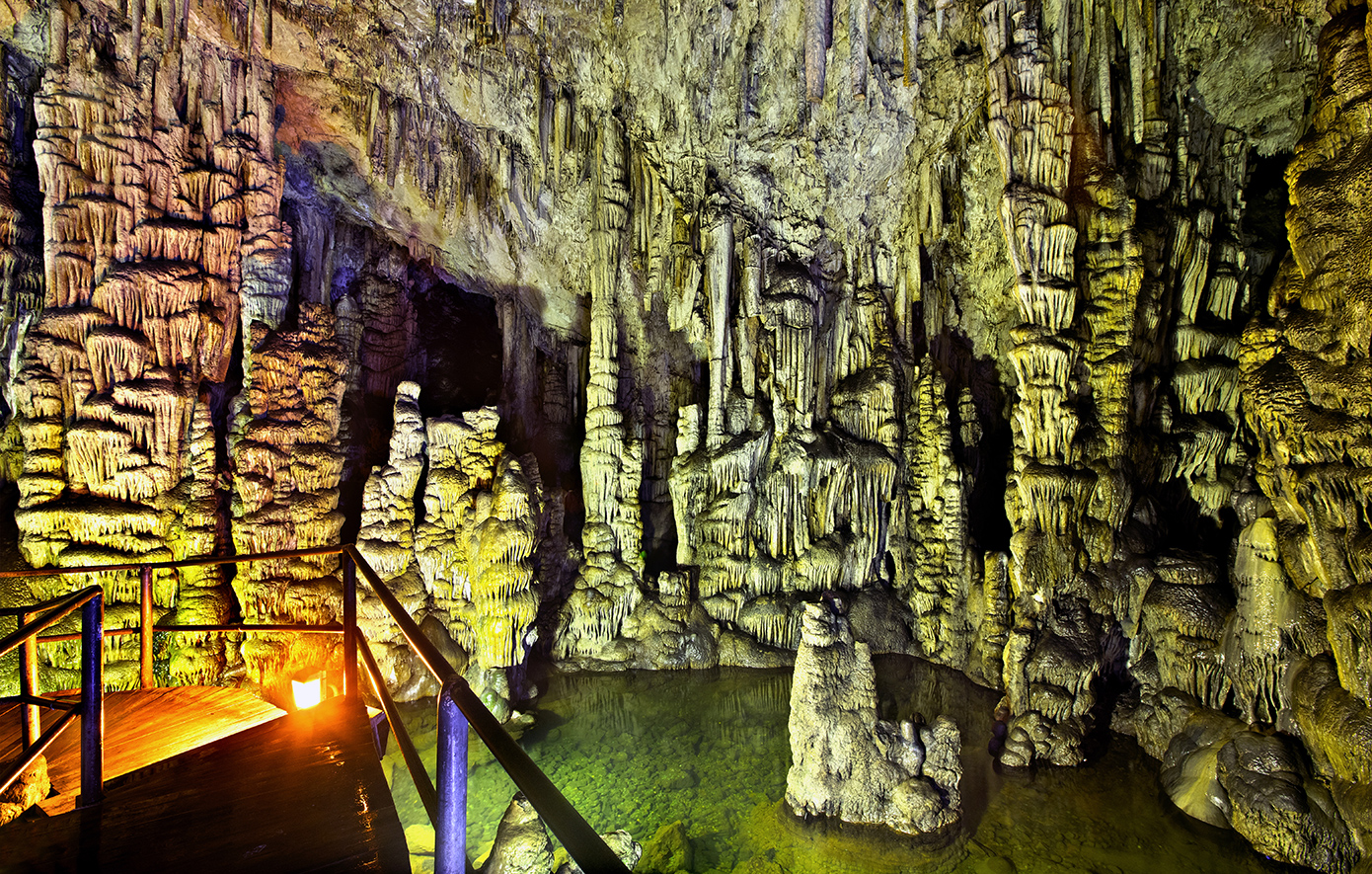 Μαγευτικά σπήλαια της Ελλάδας που αξίζει να εξερευνήσετε