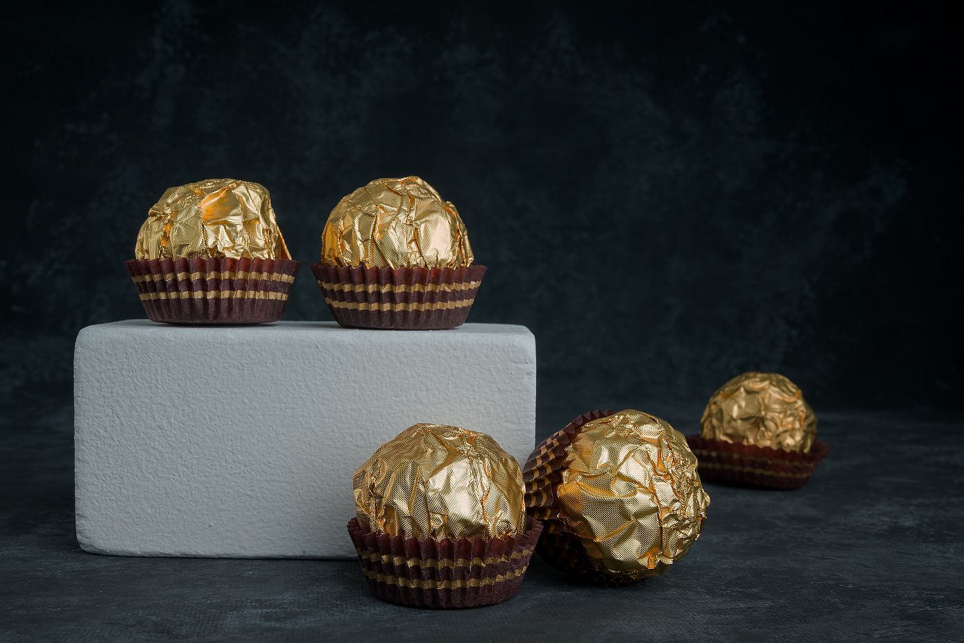 Eσείς θα φορούσατε για σκουλαρίκια τα σοκολατάκια Ferrero Rocher;