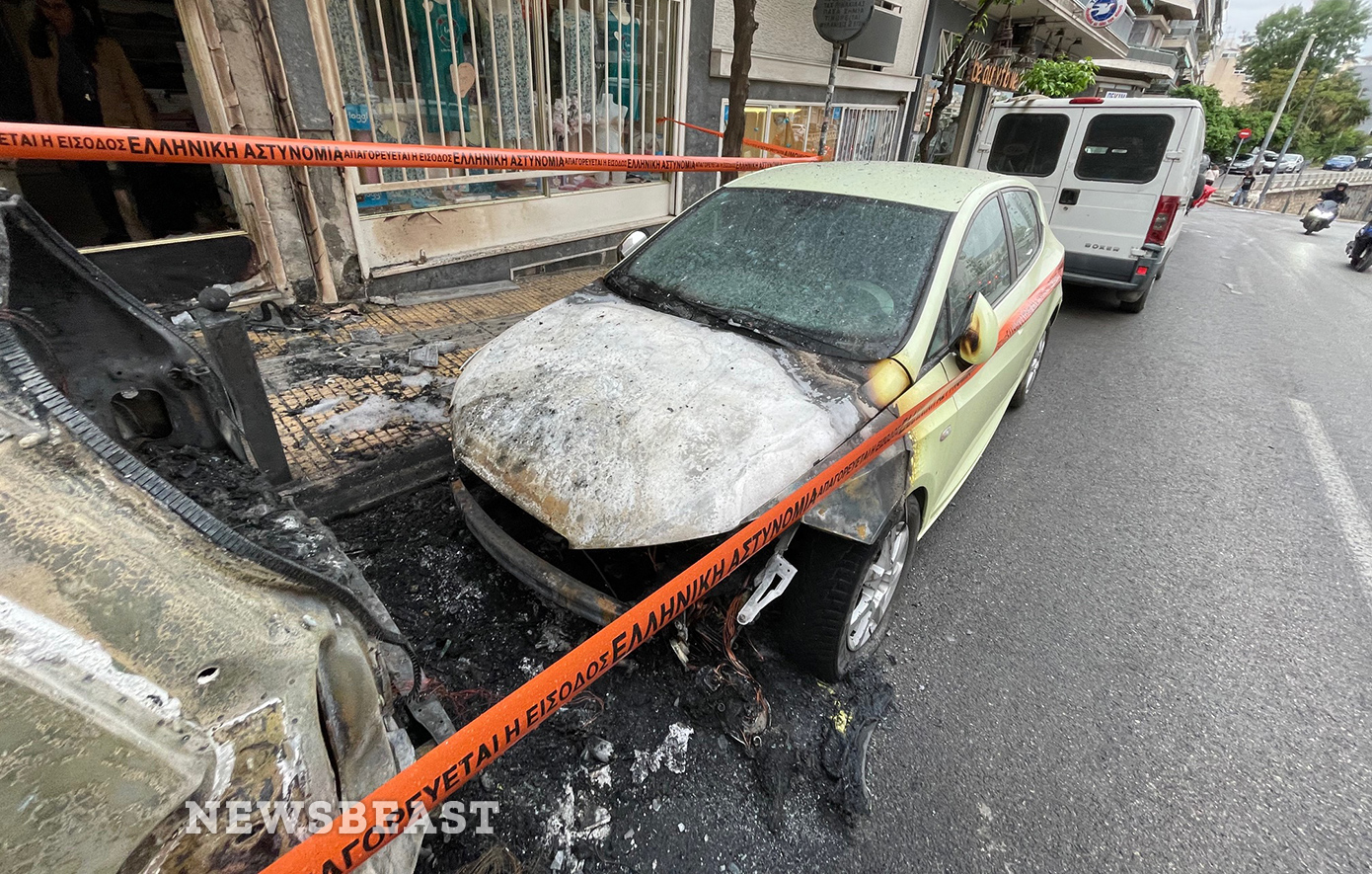 Εμπρησμός δύο αυτοκινήτων στο κέντρο της Αθήνας